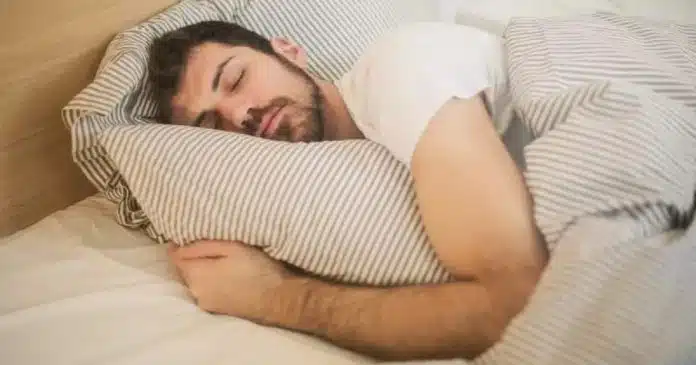 O que significa dormir abraçado ao travesseiro, de acordo com a psicologia