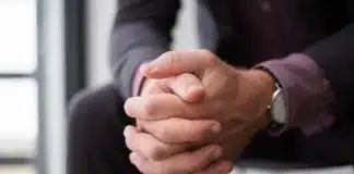 O que significa quando uma pessoa cruza os dedos, as mãos ou os braços, de acordo com a psicologia