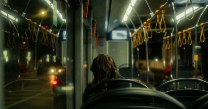 Mulher é “aplaudida” por tirar gestante do assento no ônibus