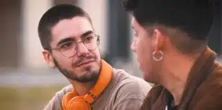 O que significa quando uma pessoa pisca muito enquanto conversa com você?