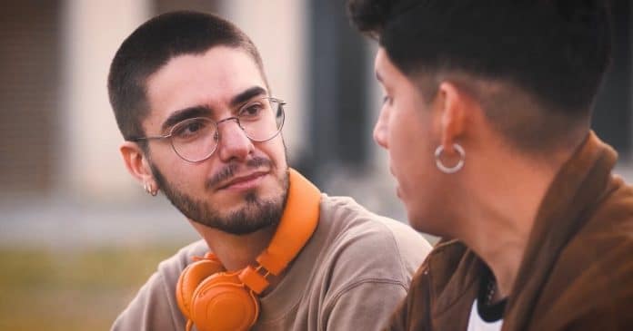 O que significa quando uma pessoa pisca muito enquanto conversa com você?
