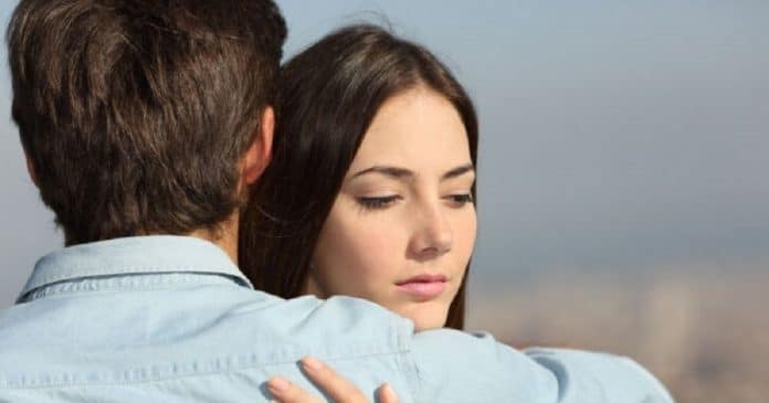 8 sinais claros de que a pessoa com quem você se relaciona não te ama mais como antes