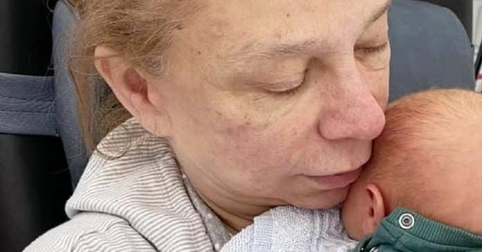 Mulher de 66 anos dá à luz décimo filho e garante que não fez FIV