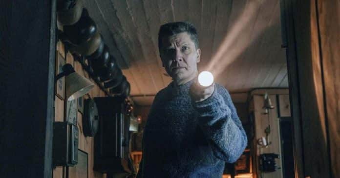 Novo filme da Netflix que não sai do TOP 10 está deixando todo mundo com uma pulga atrás da orelha
