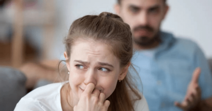 Por que algumas pessoas sempre choram durante discussões? A psicologia explica