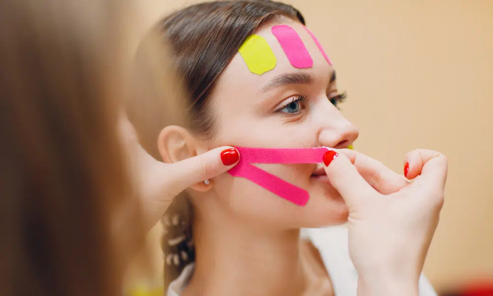 psicologiasdobrasil.com.br - Saiba mais sobre a moda do"Face taping"- técnica de baixo custo que promete deixar as mulheres mais jovens