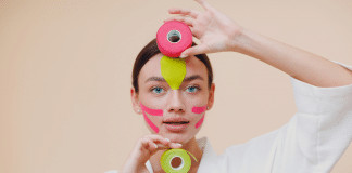 Saiba mais sobre a moda do”Face taping”- técnica de baixo custo que promete deixar as mulheres mais jovens