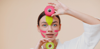 Saiba mais sobre a moda do”Face taping”- técnica de baixo custo que promete deixar as mulheres mais jovens