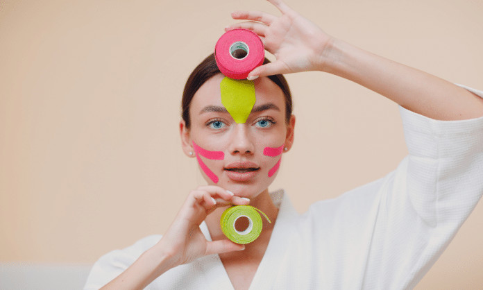 Saiba mais sobre a moda do”Face taping”- técnica de baixo custo que promete deixar as mulheres mais jovens