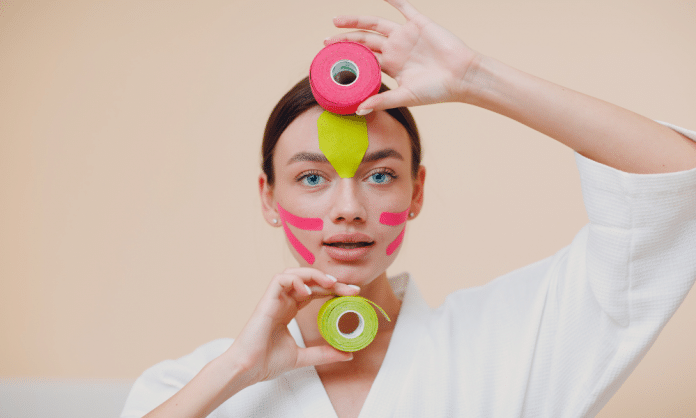 Saiba mais sobre a moda do”Face taping”- técnica de baixo custo que promete deixar as mulheres mais jovens