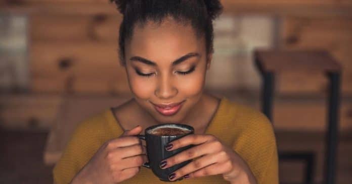 Tomar café com o estômago vazio faz mal? A ciência responde