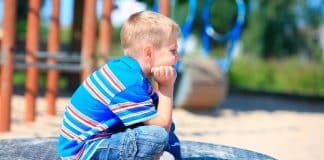Pessoas que não tiveram amigos na infância podem apresentar esses 5 comportamentos sem saber, segundo a psicologia