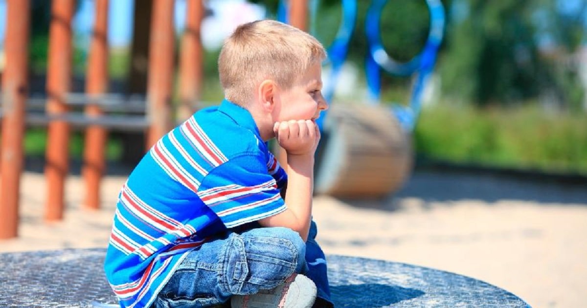 Pessoas que não tiveram amigos na infância podem apresentar esses 5 comportamentos sem saber, segundo a psicologia