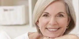 O que a Psicologia diz sobre pessoas que sorriem o tempo todo — não é sempre felicidade!