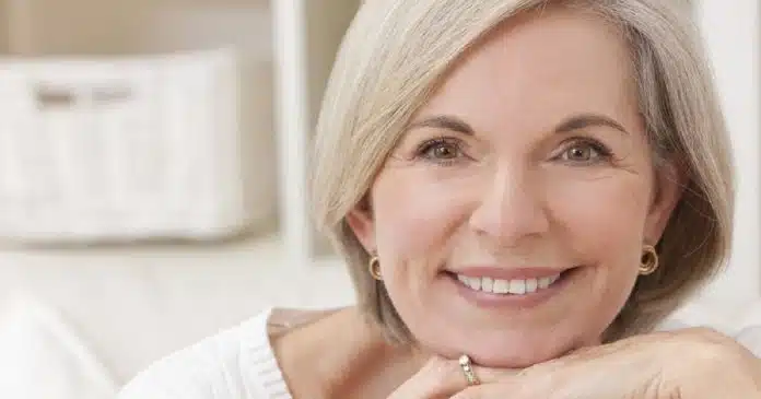O que a Psicologia diz sobre pessoas que sorriem o tempo todo — não é sempre felicidade!