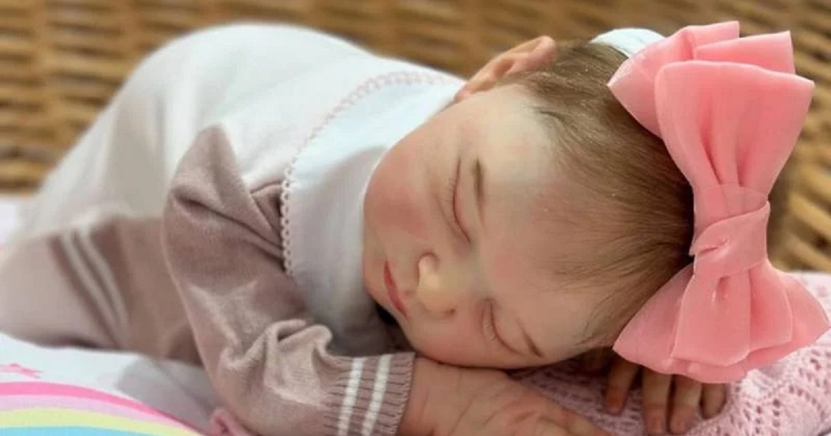 Mulher causa confusão ao tentar vacinar bebê reborn em posto de saúde