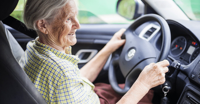 Idosos podem comprar carros mais baratos com nova lei