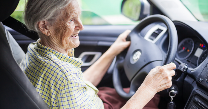 Idosos podem comprar carros mais baratos com nova lei