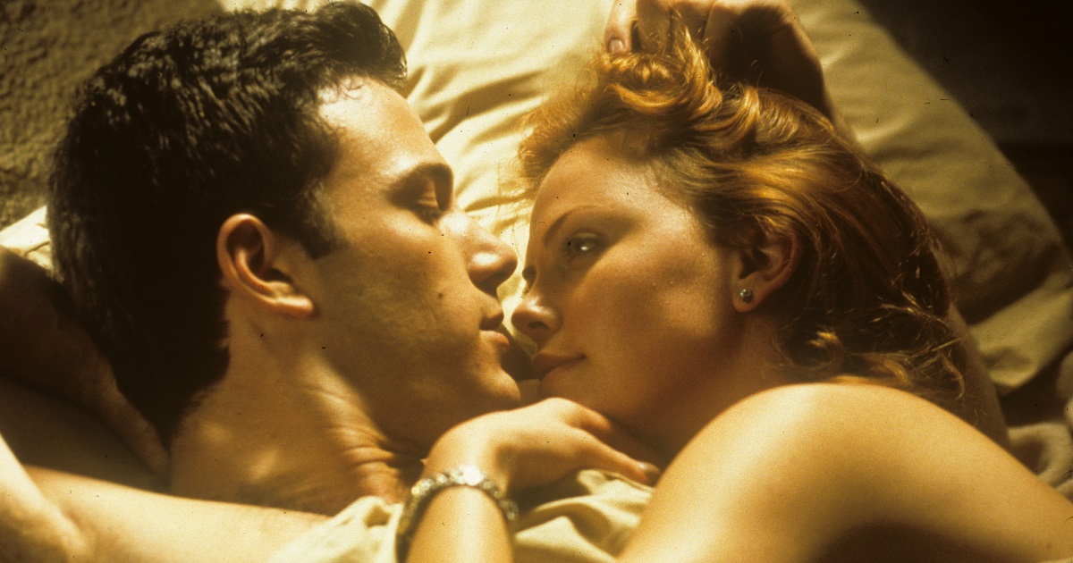 Ben Affleck e Charlize Theron transbordam química em filme que chegou bombando na Netflix