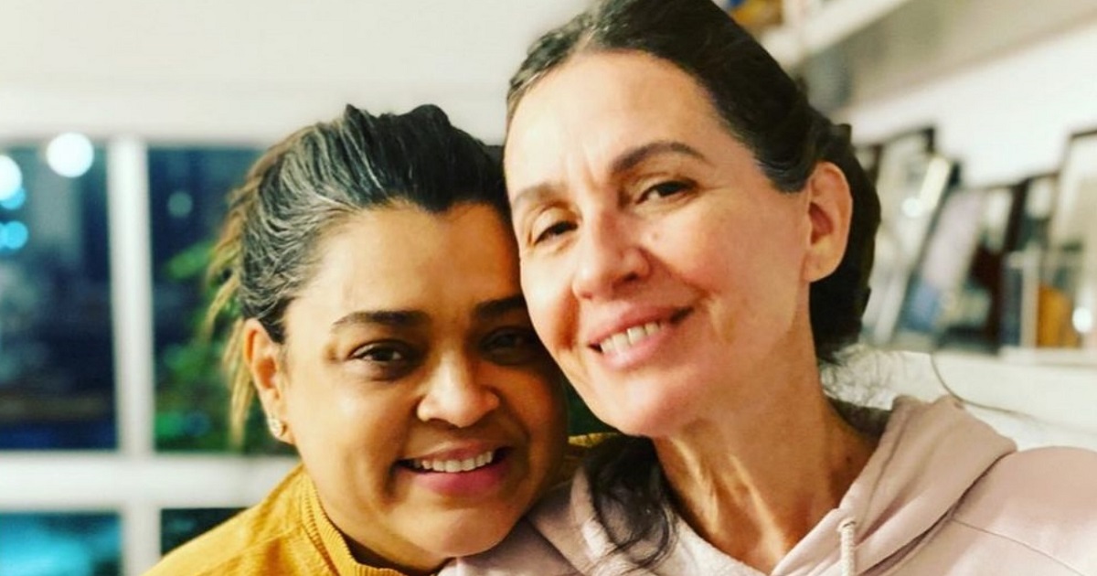 Flora Gil chora ao falar sobre estado de saúde de Preta Gil