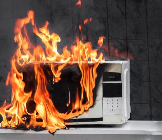 5 perigos ocultos do microondas e o que fazer para não causar incêndios em casa