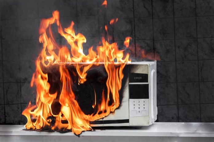 5 perigos ocultos do microondas e o que fazer para não causar incêndios em casa
