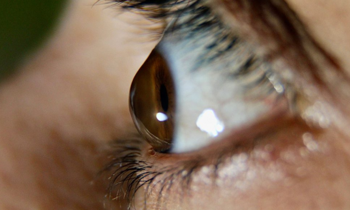 Vídeo mostra como coçar os olhos é algo terrível e deve ser evitado a todo custo