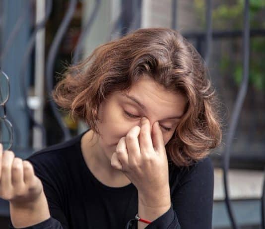 Desviar o olhar é mentira, vergonha ou timidez? Psicólogos revelam o que isso indica