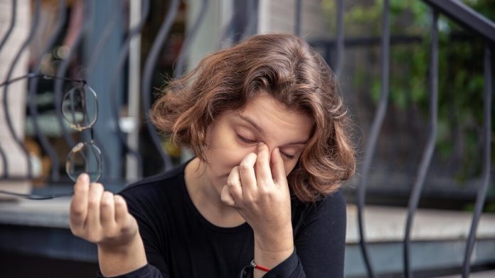 Desviar o olhar é mentira, vergonha ou timidez? Psicólogos revelam o que isso indica