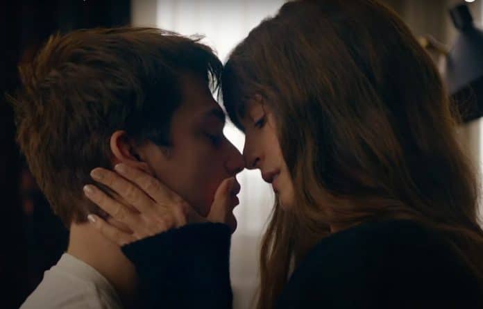 Relação com 16 anos de diferença marca novo e polêmico filme de Anne Hathaway no streaming – veja o trailer