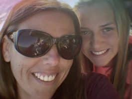 Mãe é desmascarada após 2 anos enviando mensagens nojentas em esquema de catfishing contra a própria filha