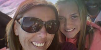 Mãe é desmascarada após 2 anos enviando mensagens nojentas em esquema de catfishing contra a própria filha