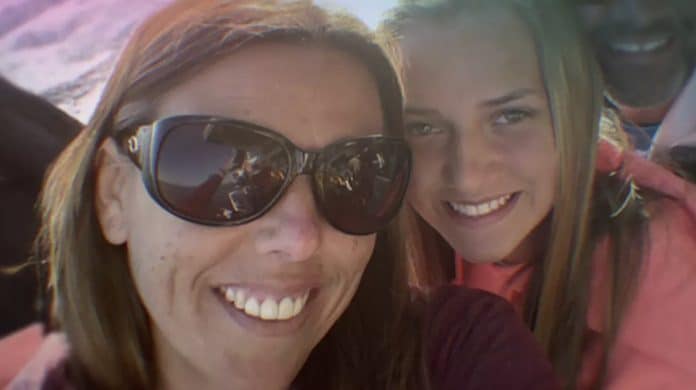 Mãe é desmascarada após 2 anos enviando mensagens nojentas em esquema de catfishing contra a própria filha