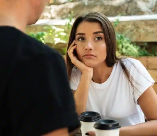 Evitar contato visual: sinal de mentira, nervosismo ou atração? A resposta da psicologia vai surpreender você