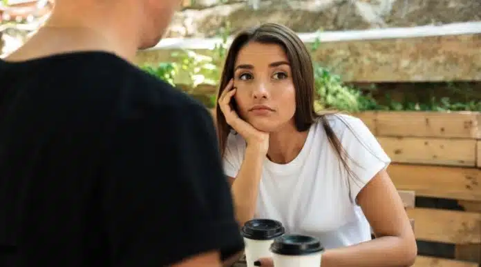 Evitar contato visual: sinal de mentira, nervosismo ou atração? A resposta da psicologia vai surpreender você