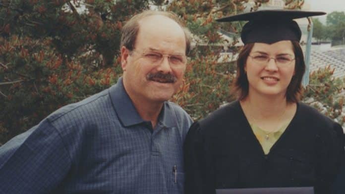 Ela jamais imaginou que o homem que a criou fosse um dos serial killers mais temidos da história Baseado em fatos: Ela jamais imaginou que o homem que a criou fosse um dos serial killers mais temidos da história