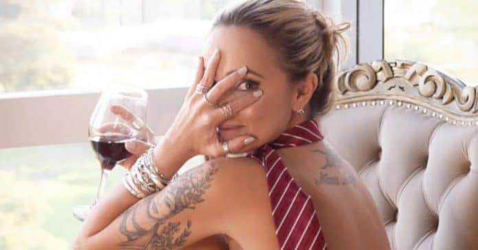 esquerdogata influenciadora é investigada por mais de 100 atestados após ser presa por desacatar policiais ‘Esquerdogata’ é investigada por mais de 100 atestados após prisão polêmica em blitz com PMs