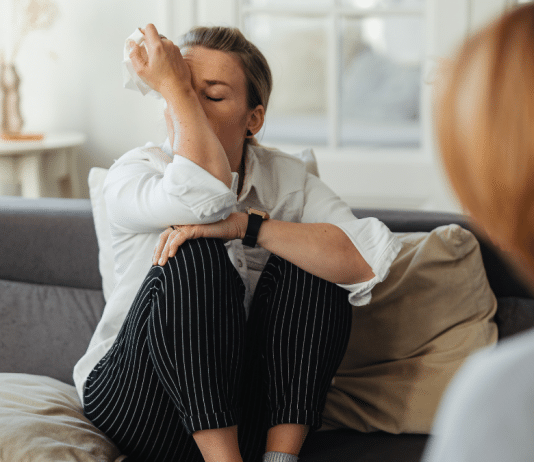 A Fadiga de Ser Forte: o novo burnout emocional dos adultos que nunca podem cair