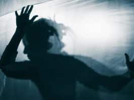 Por que algumas pessoas ‘ouvem’ vozes? Novo estudo mostra falha cerebral que pode explicar o fenômeno da esquizofrenia