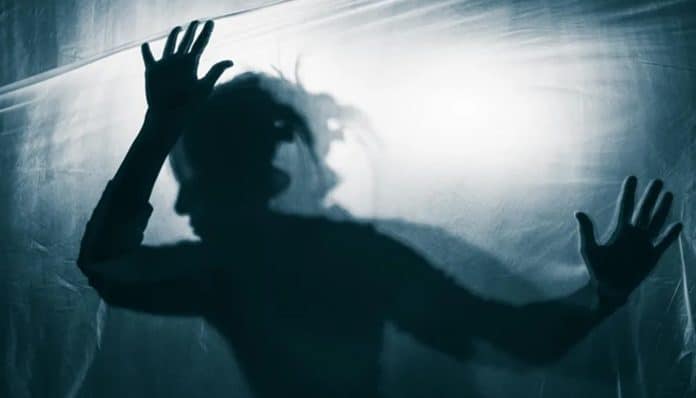 Cientistas identificam a causa do ‘ouvir vozes’ na esquizofrenia; descoberta pode ajudar na detecção precoce da doença Por que algumas pessoas ‘ouvem’ vozes? Novo estudo mostra falha cerebral que pode explicar o fenômeno da esquizofrenia