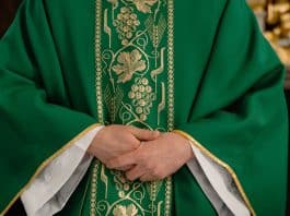 Homens gays podem virar padres? Vaticano agora diz que sim — mas só se aceitarem uma regra nada simples