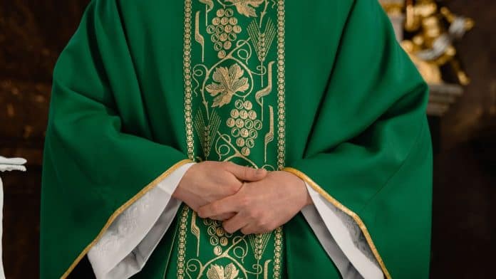 Homens gays podem virar padres? Vaticano agora diz que sim — mas só se aceitarem uma regra nada simples