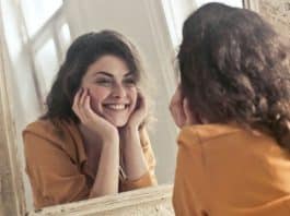 Você não é tão bonito quanto pensa — o espelho engana seu cérebro (e a ciência explica por quê)