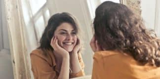 Você não é tão bonito quanto pensa — o espelho engana seu cérebro (e a ciência explica por quê)