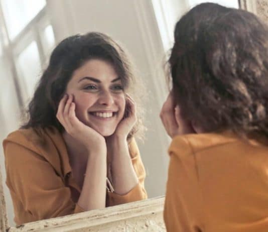 Você não é tão bonito quanto pensa — o espelho engana seu cérebro (e a ciência explica por quê)