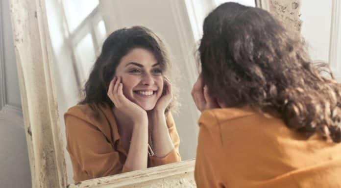 Você não é tão bonito quanto pensa — o espelho engana seu cérebro (e a ciência explica por quê)