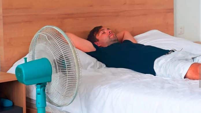 Se você só dorme com ventilador ligado, a ciência explica o que seu cérebro está tentando evitar