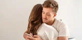 Quem já foi infiel quase sempre repete estes 5 comportamentos — e acha que ninguém percebe comportamentos reveladores que quem já foi infiel