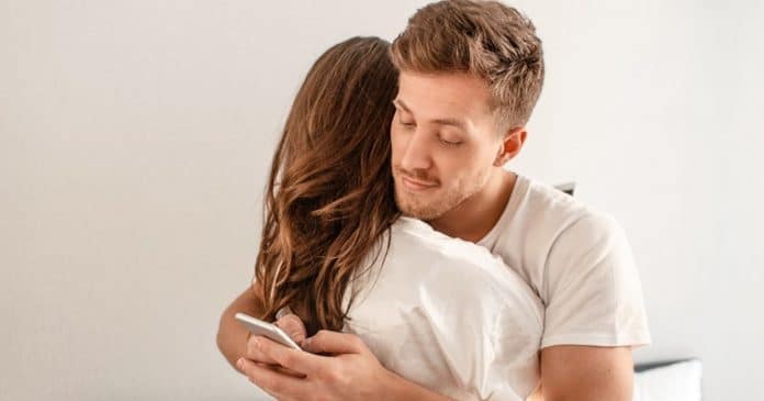 Quem já foi infiel quase sempre repete estes 5 comportamentos — e acha que ninguém percebe