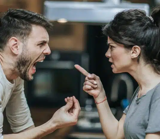 O jeito mais rápido de parecer rude? Usar essas frases achando que são normais pessoas rudes